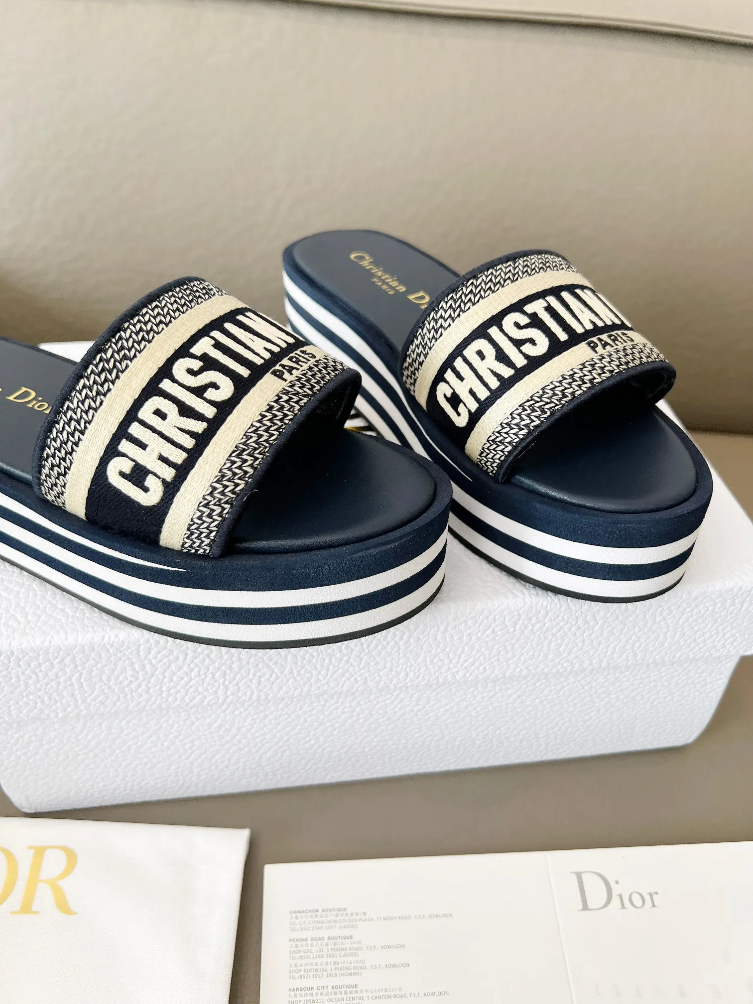 👟👟Ex-factory price 460👟👟 Dior's new spring and summer IVIETA DWAY jelly-colored flat-soled one-slip women's shoes with CD letter logo three-dimensional embroidery thick-soled round-toe open-toe slippers. The original version is developed to be the top version on the market. It feels soft and delicate on the feet and is extremely comfortable. Material: Upper imported raffia electric embroidery high-temperature water-soluble cotton technical fabric + water-dyed cowhide foot lining + original consistent combination outsole Outsole: original outsole Size: 35-42 (40.41.42 custom-made, non-refundable and non-exchangeable)